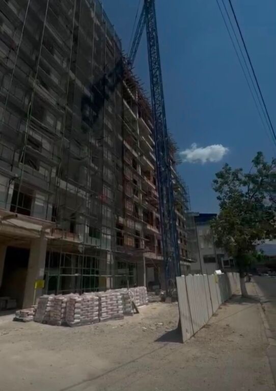NEGOZIO IN VENDITA A Kamëz vicino (pedonalia Bathore