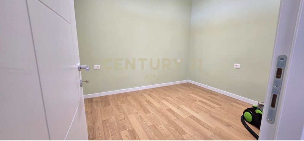 Shitet Apartament 2+1 tek Myslym Shyri