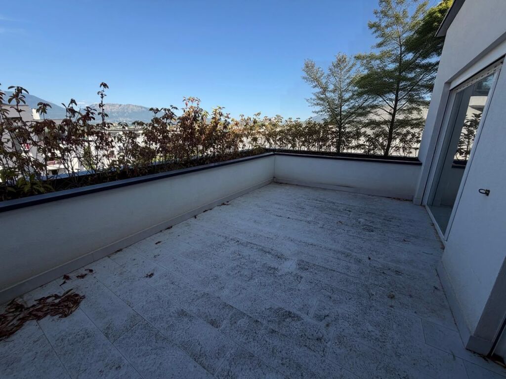 Shitet Apartament 3+1+verande Liqeni i Thate