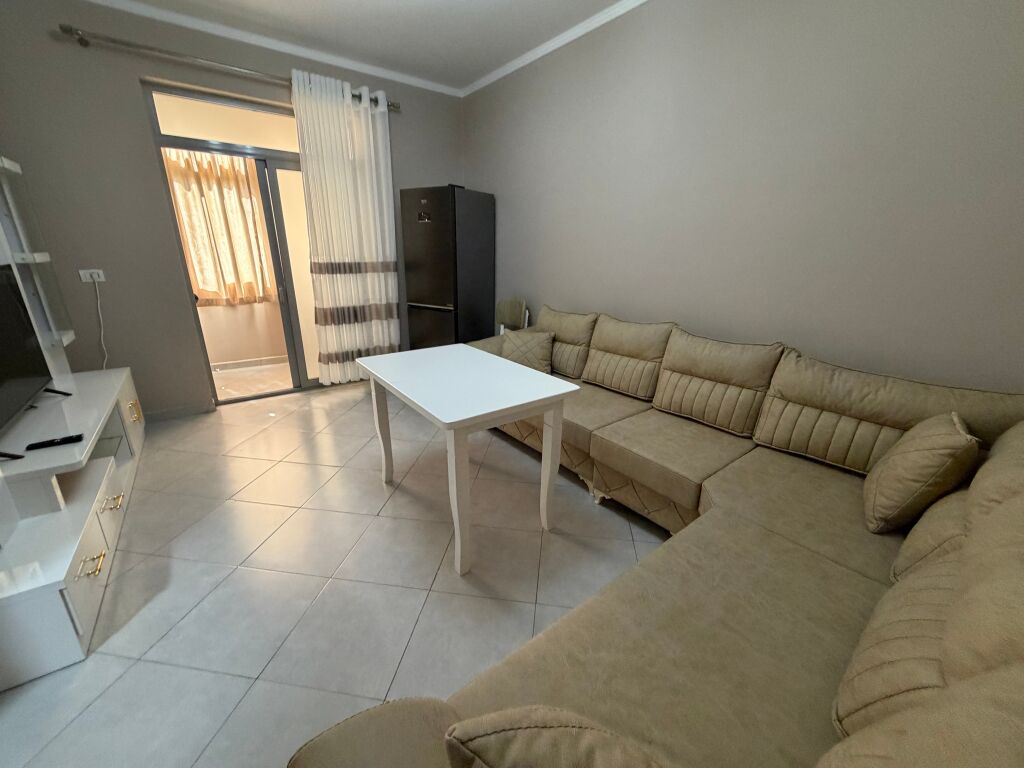 🏡 Jepet me qira apartament 2+1 – 21 Dhjetori  📍 Pallat ekzistues, tek kryqëzimi i 21 Dhjetorit 🛋️ I mobiluar, me arredim bashkëkohor 📐 Sipërfaqe: 75 m² 🏢 Kati: 3, pa ashensor 💶 Çmimi: 700 €/muaj