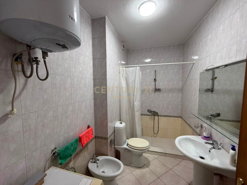Ambjent per zyre me qira në Komunën e Parisit, Tiranë - 650€ | 77.6 m²