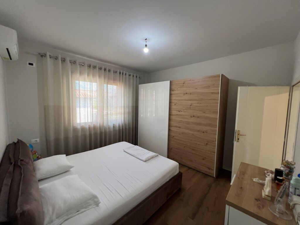 📣 QERA SUPER Apartament 2+1 Me 2 Poste Parkimi 📍 Allias 🛣️ Rruga "Sul Gjashta" ✨   🏠 Shtepi Private 🪜 Kati 2  🛋️ Mobiluar Me Kushte Bashkekohore  🅿️ 2 Poste Parkimi   💶 Cmimi 55.000 Leke/Muaj