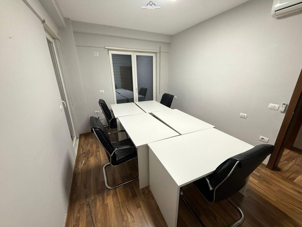 Zyre me qera tek 21 Dhjetori (ID BZ2806) Tirane