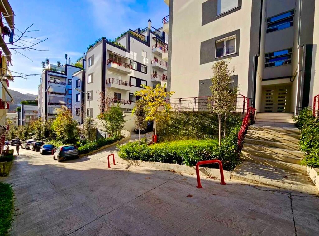Shitet Apartament 3+1+verande Liqeni i Thate
