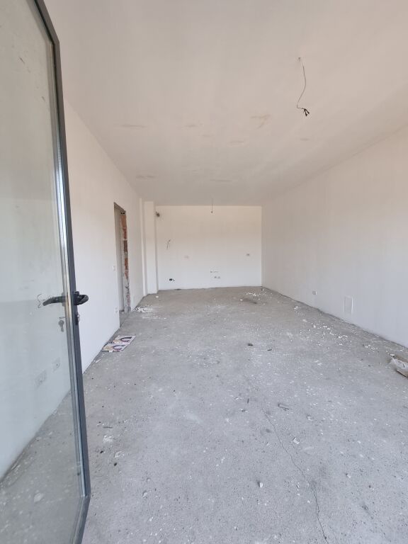 SHITET APARTAMENT 2+1+2 – ASTIR ,PERBALLE VILES L2  📍Prane Viles L2 Astir, Tiranë  ✨ Apartament 2+1+2, në një objekt të ri në përfundim, me dorëzim së shpejti.  🔹 Kati: 10 🔹 Sipërfaqe bruto: 107.24 m² 🔹 Sipërfaqe neto: 95.97 m² 🔹 Tipologji: 2+1+2 🔹 Objekt i ri – në përfundim 🔹 Dorëzimi: në përfundim të punimeve  💶 Çmimi: 1,500 €/m² 💰 Çmimi total: 160,860 €