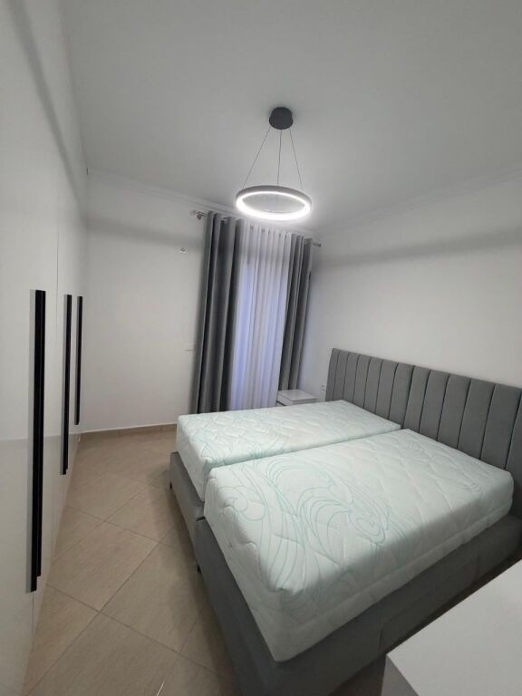 Jepet me qera Apartamenti 1+1 i pa banuar me pare , Casa Italia prane rruges kryesore 470 Mije leke