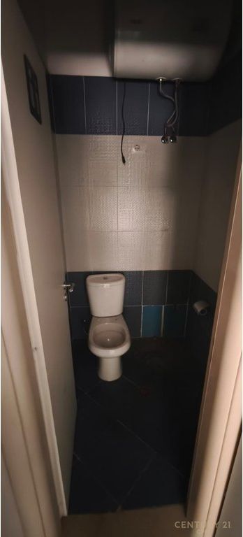 JEPET ME QIRA CORNER KOMPLEKSI ORION RAJONI NR.4 860 € /Muaj 80,000 Lekë /Muaj