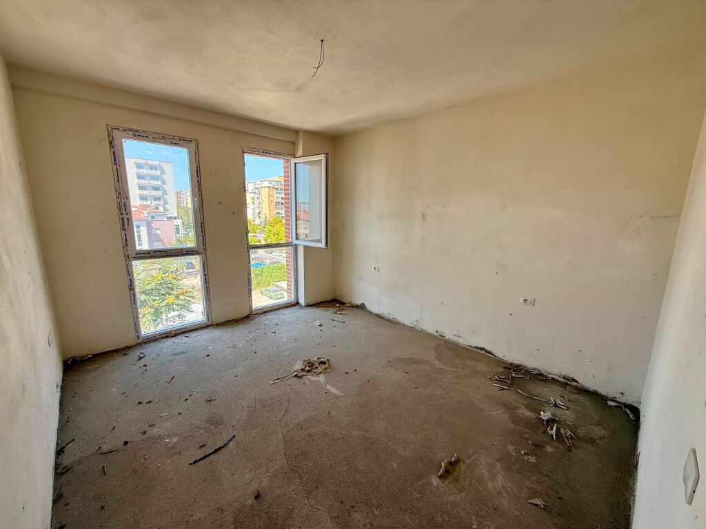 📣 SHITET Apartament 2+1 Me Ballkon 📍 Ish Fusha e Aviacionit ✨  🪜 Kati 3 (Me Ashensor) 📐 Siperfaqe Bruto 104.59 m2 📐 Siperfaqe Neto 91.5 m2 🏢 Ndertim i Ri (Pa Hipoteke)  💶 Cmimi 26.100.000 Leke