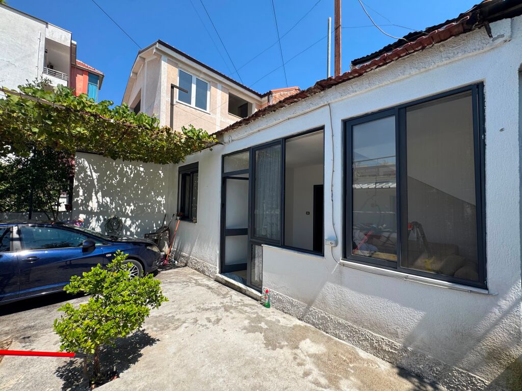 Jepet me qira apartamenti 2+1 në një shtëpi private tek zona e treshit, pranë Shkollës Sarina