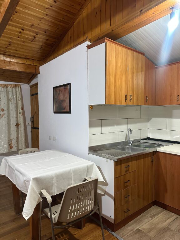 Garsoniere e mobiluar me qera ne Astir 250 mije