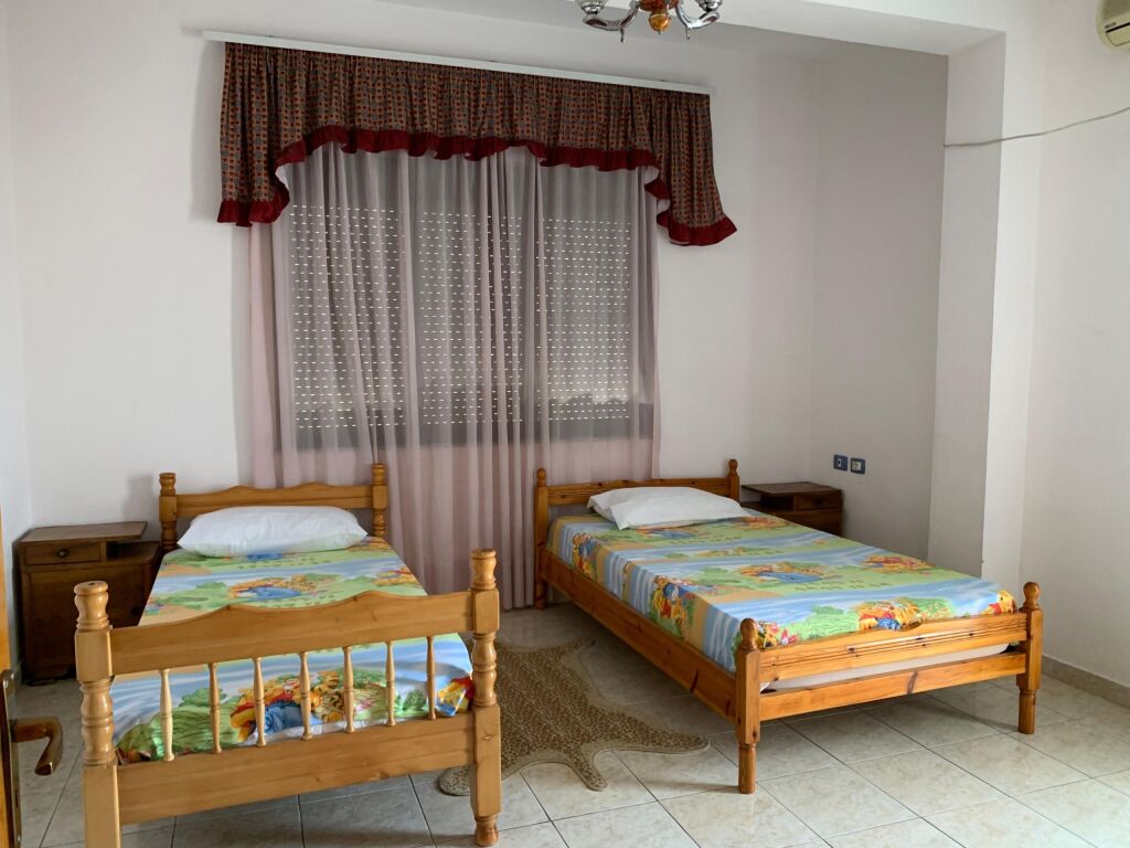 Affitto | Vilë 2 + 1 | Porcelan | 480 €/mese