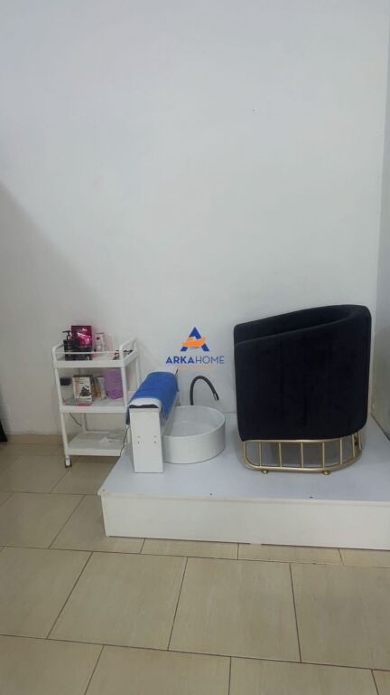 BUSINESS FOR SALE, HAIRDRESSER 70M2 "YZBERISHT" 800,000 LEKE