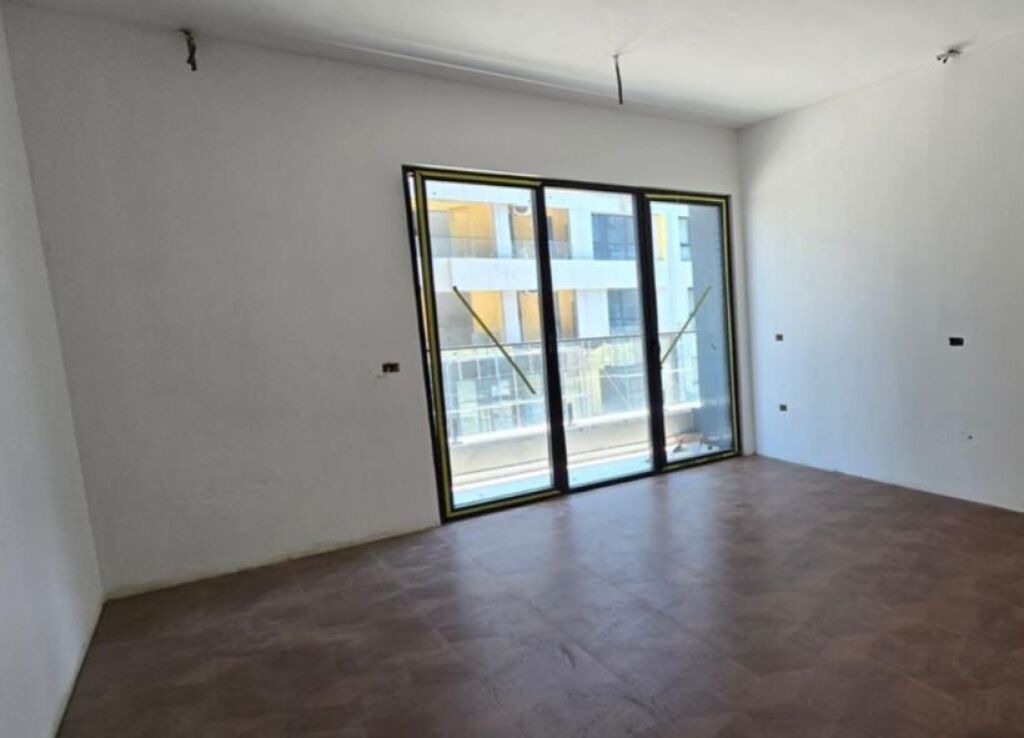 Jepet ambient biznesi me qira tek Kompleksi Square 21 , Rruga e Kavajes , 21 Dhjetori .