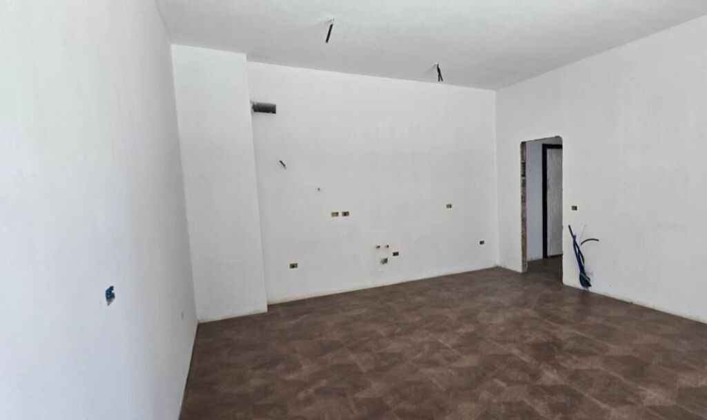 Jepet ambient biznesi me qira tek Kompleksi Square 21 , Rruga e Kavajes , 21 Dhjetori .