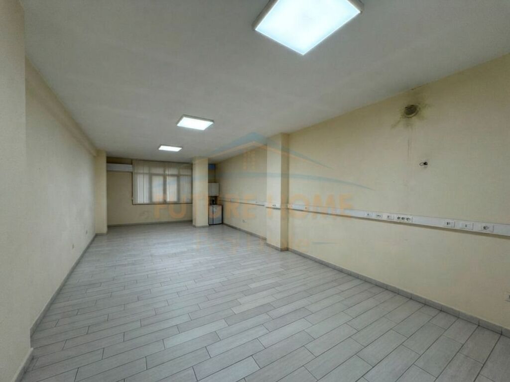 Qira, Ambient Biznesi, Pazari i Ri, Tiranë.