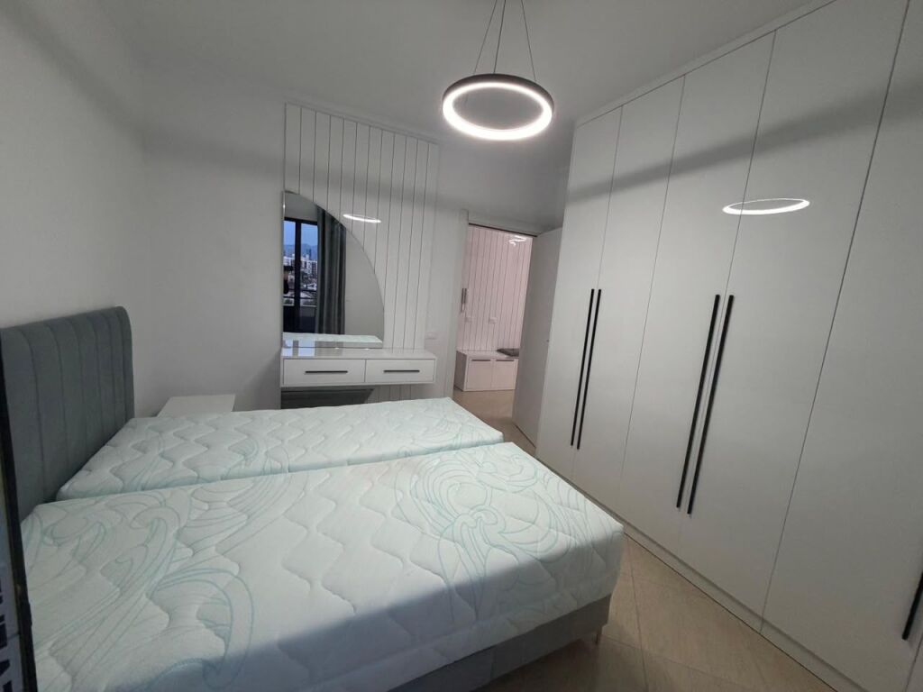 Jepet me qera Apartamenti 1+1 i pa banuar me pare , Casa Italia prane rruges kryesore 470 Mije leke