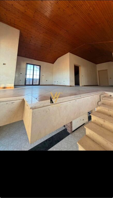 JEPET AMBIENT BIZNESI 370 M2 ME QERA NE SAUK 200.000 LEKE