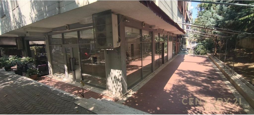 JEPET ME QIRA CORNER KOMPLEKSI ORION RAJONI NR.4 860 € /Muaj 80,000 Lekë /Muaj