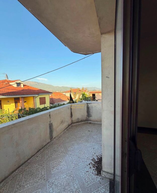 JEPET AMBIENT BIZNESI 370 M2 ME QERA NE SAUK 200.000 LEKE