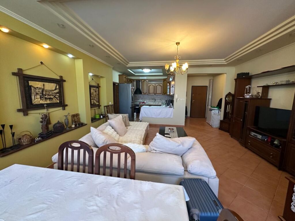 Rruga Fortuzi, prane Hotel Comfort, jepet me qera apartament, 2+1+Parkim, 90,000 Leke