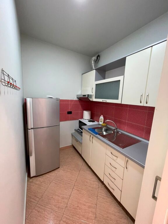 Jepet apartament 2+1+2+2 ballkone (per zyre apo banim) me qira tek Qendra Metropol , Rruga Myslym Shyri , Drejtoria e Policise .