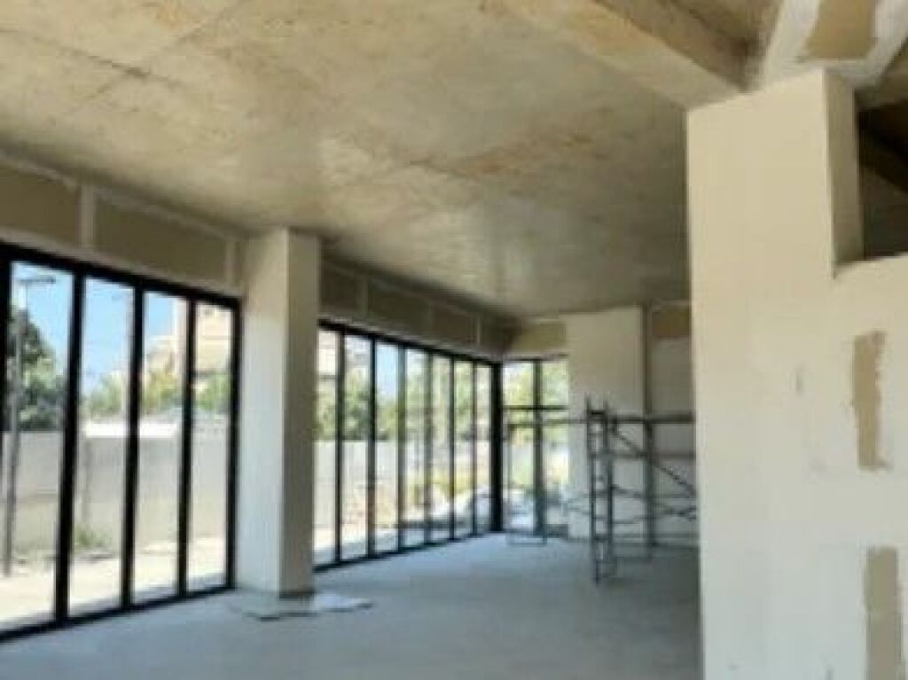 Locale commerciale in affitto presso il Complesso Ndregjoni, Via Jordan Misja, Nuovo Viale.