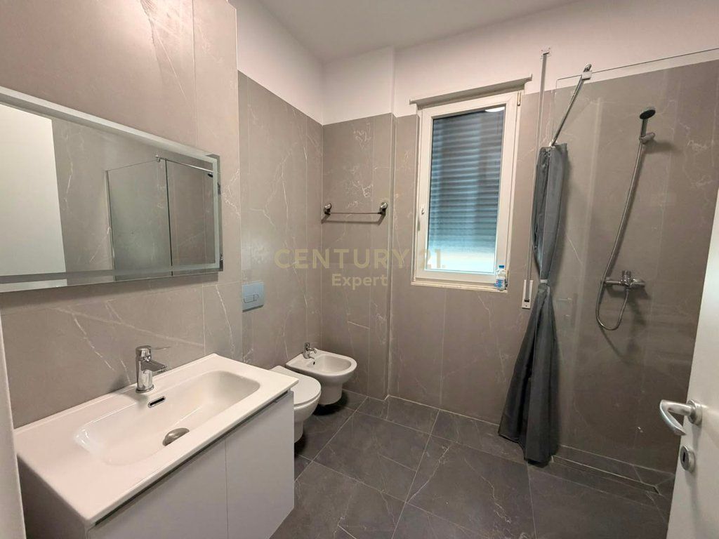 APARTAMENT 2+1+2 ME POST PARKIMI RRUGA "5 MAJI"