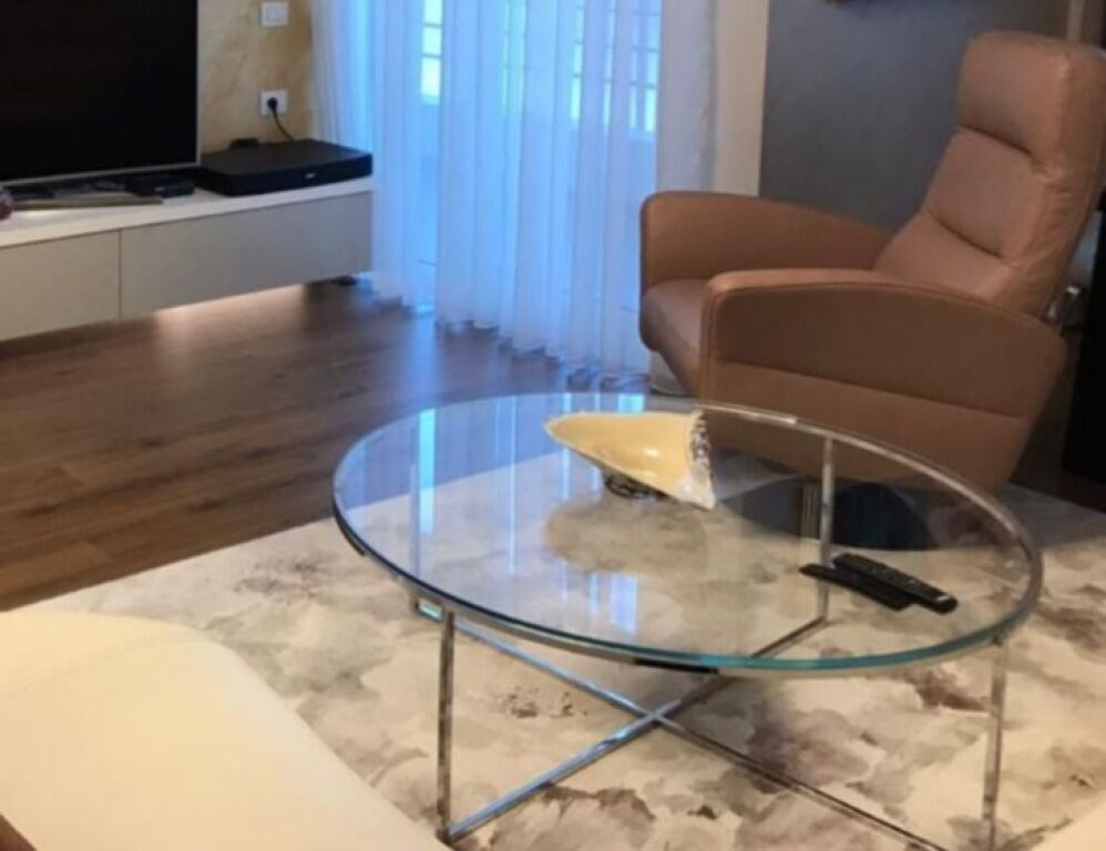 Jepet apartament 2+1+2+Post Parkimi me qira tek Liqeni i Thate , Kopshti Botanik .