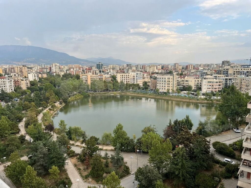 Shitet, Apartament 2+1+2 , Liqeni i Thatë, Tiranë.