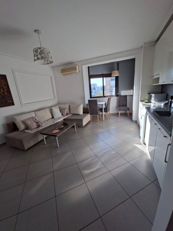 Tek Fusha e Aviacionit jepet me Qera Apartament 2+1 i mobiluar.