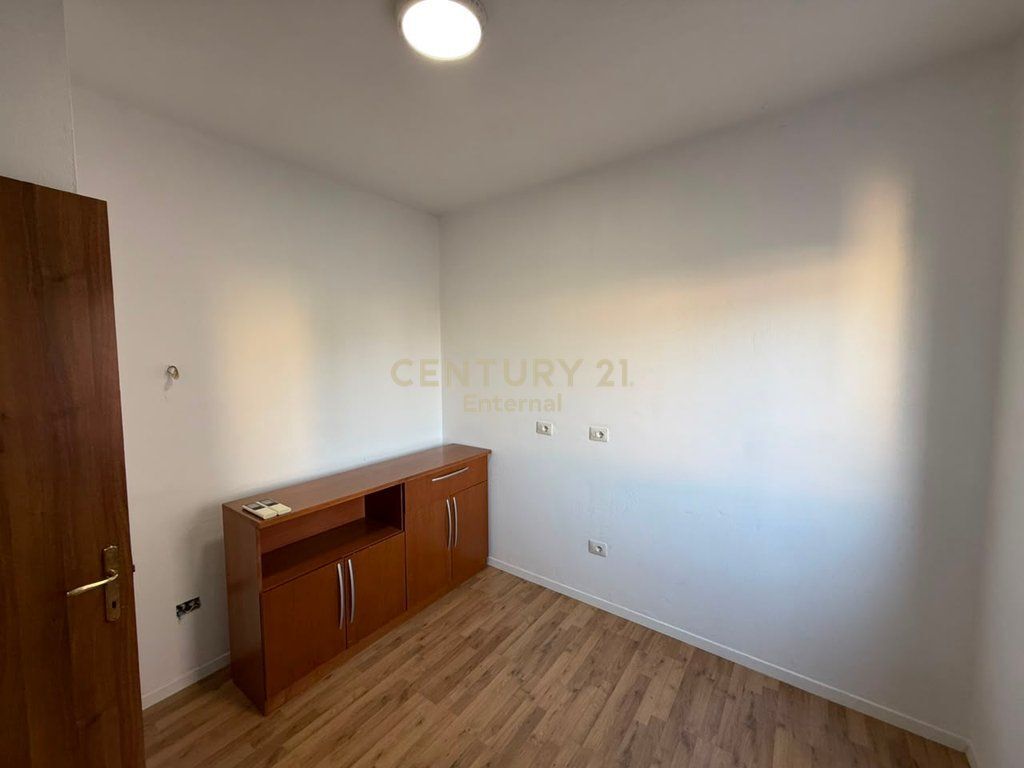Ambjent per zyre me qira në Komunën e Parisit, Tiranë - 650€ | 77.6 m²