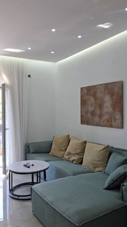 Appartamento 1+1 con arredamento moderno in vendita per investimento, nel centro di Librazhd 80.000 €