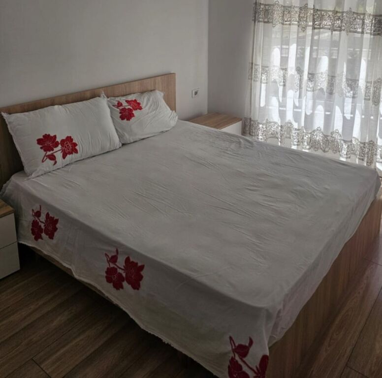 Jepet apartament 2+1 me qira tek Kompleksi Mangalem 21 , Rruga Ali Demi .