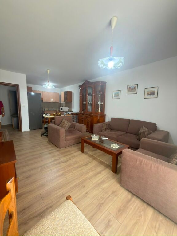 Jepet me qira apartament 2+1+2+parking tek Komuna e Parisit
