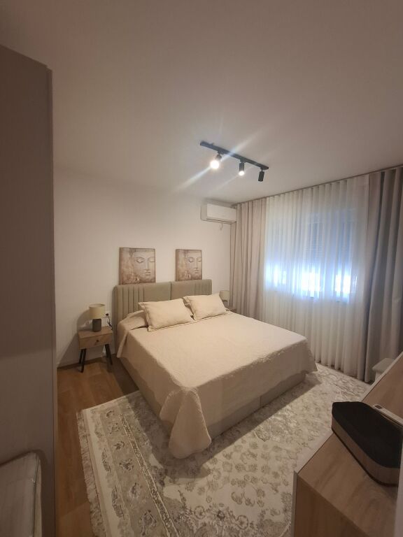 Shitet Apartament 1+1 Restorant Durresi
