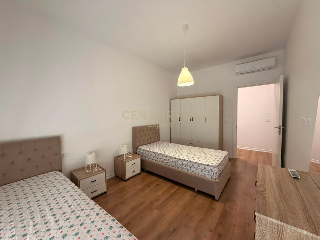 APARTAMENT 2+1+2 ME POST PARKIMI RRUGA "5 MAJI"