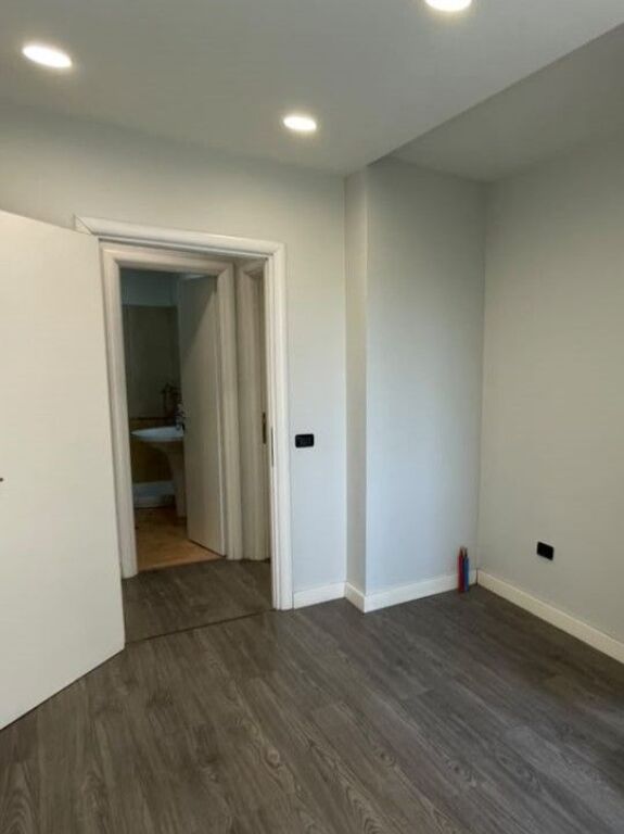 Jepet apartament 2+1+2+2 ballkone me qira per zyra tek Qendra Metropol , Rruga Myslym Shyri , Drejtoria e Policise .