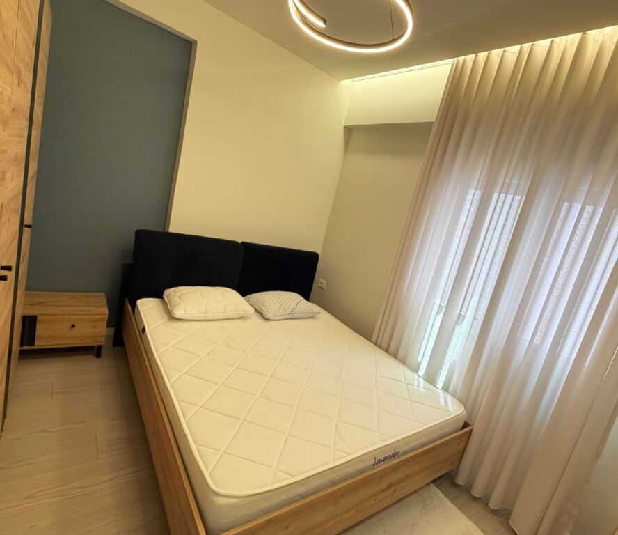 🏡 APARTAMENT 1+1 ME QIRA – BULEVARDI ZOGU I