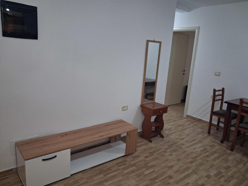 Nella zona di Kodra e Priftit, vicino alla Scuola Mrekullia, si affitta una villa, appartamento, 2+1, 40.000 Leke