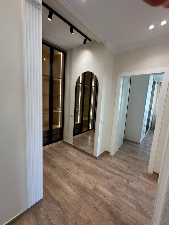 SHITET APARTAMENT 2+1 ME PAMJE NGA LIQENI– Liqeni i Thatë 🌿 📐 Sip. neto: 77.6 m² 🌿 Verandë: 17.3 m² 🏢 Sip. të përbashkëta: 11.6 m² 📏 Totale: 106.7 m²  🏢 Kati 4 🌅 Pamje nga liqeni 💶 273 milion lek