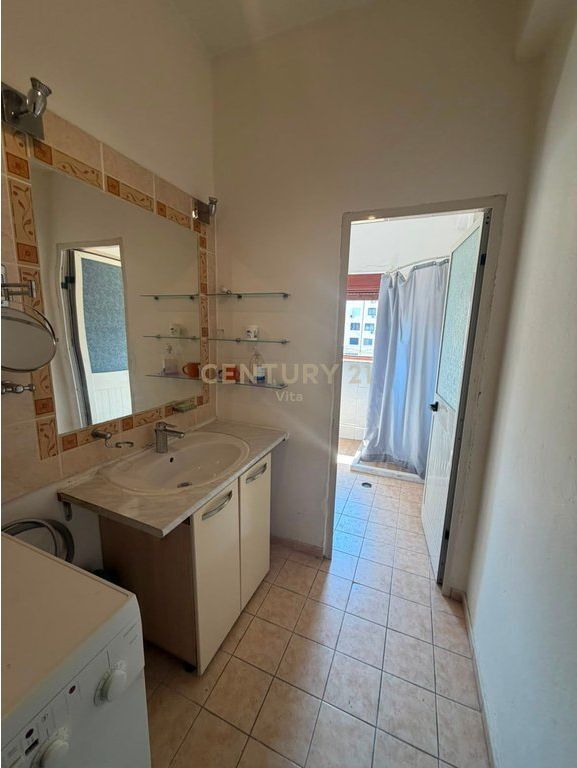 Apartament 3+1 me qira tek Stadiumi ,Durres !!