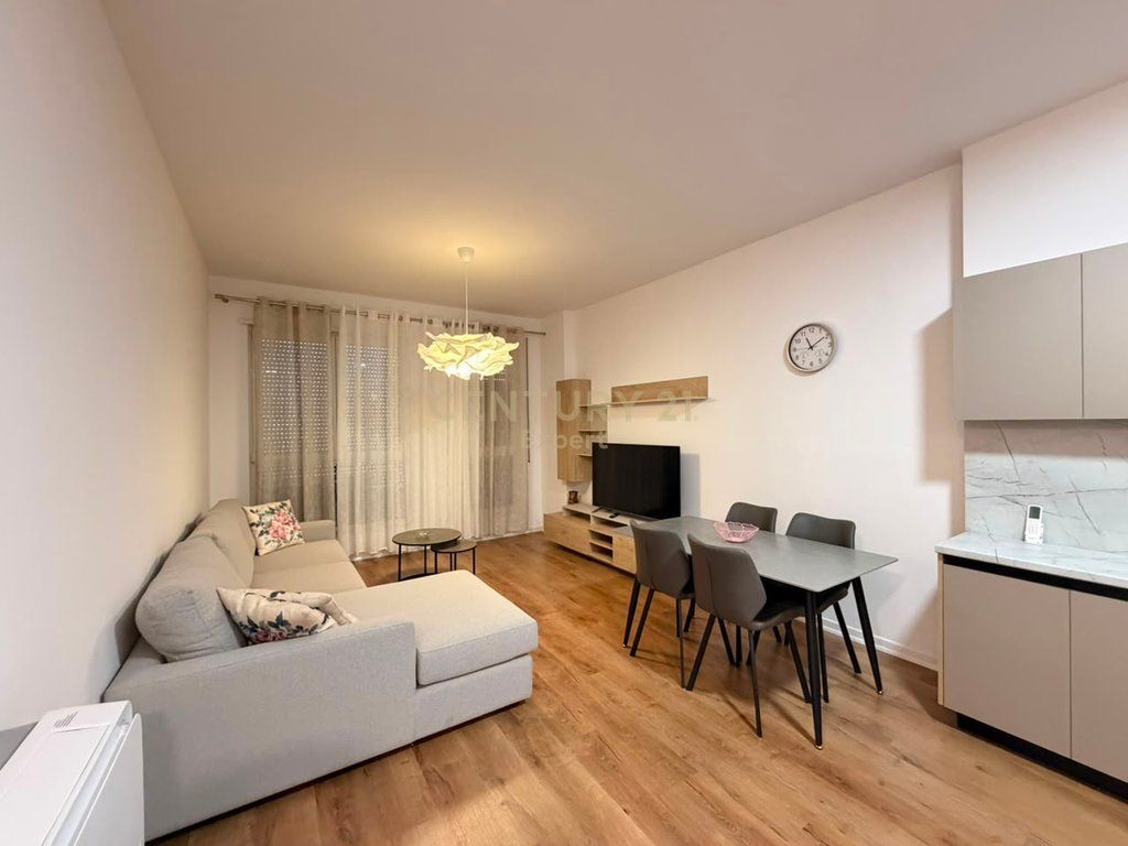 APARTAMENT 2+1+2 ME POST PARKIMI RRUGA "5 MAJI"