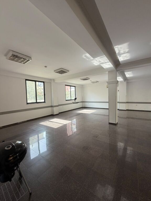ZYRE ME QERA 200 M2 C200.000 LEKE FH-89501