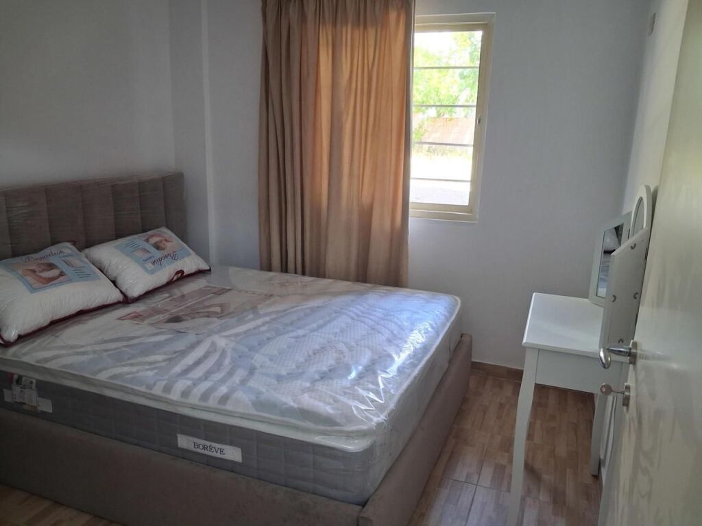 Nella zona di Kodra e Priftit, vicino alla Scuola Mrekullia, si affitta una villa, appartamento, 2+1, 40.000 Leke