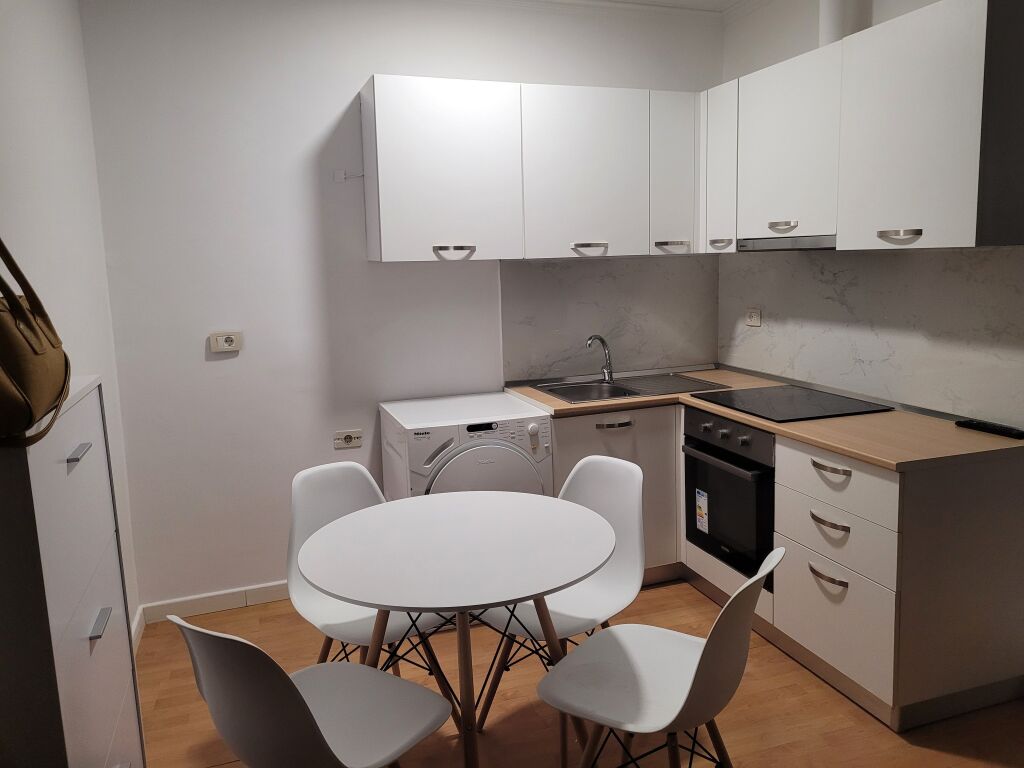 JEPET ME QERA APARTAMENT 2+1 – PRANË PRESIDENCËS