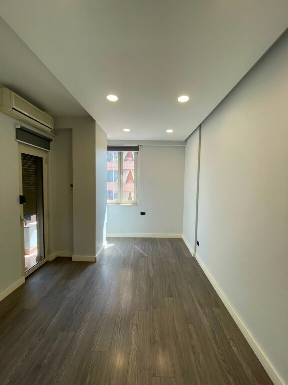 Jepet apartament 2+1+2+2 ballkone (per zyre apo banim) me qira tek Qendra Metropol , Rruga Myslym Shyri , Drejtoria e Policise .