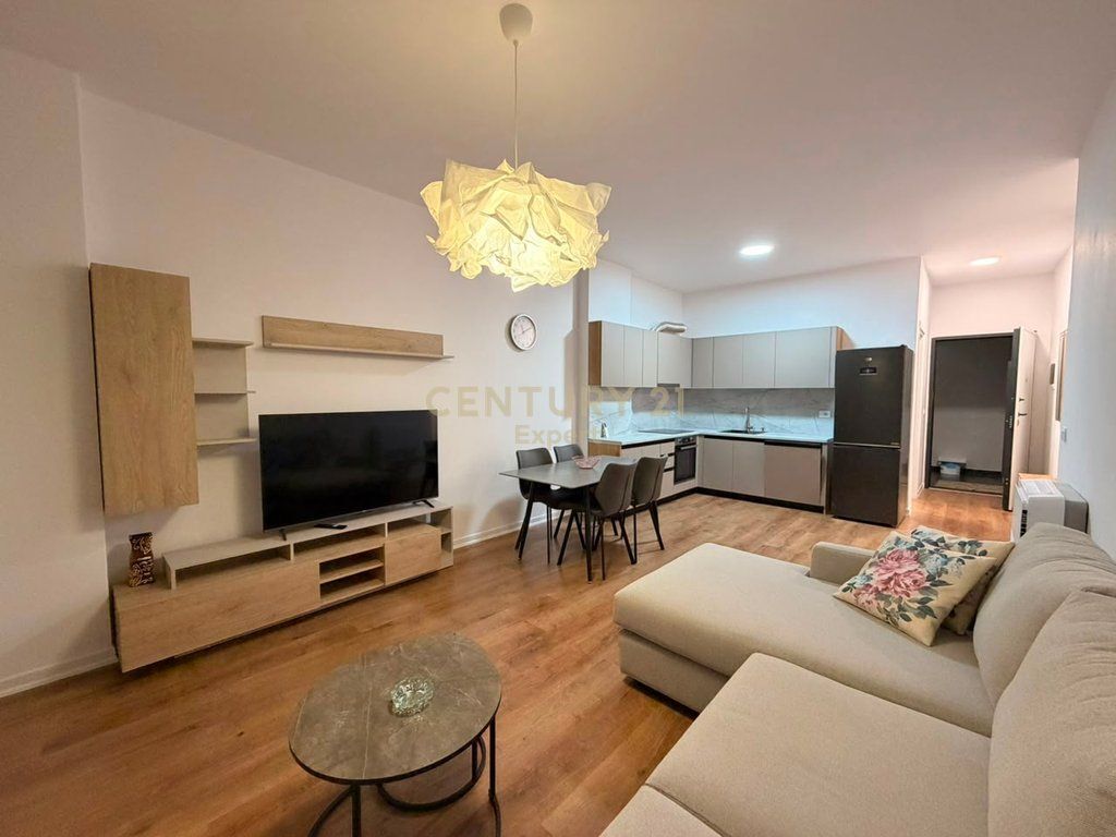 APARTAMENT 2+1+2 ME POST PARKIMI RRUGA "5 MAJI"