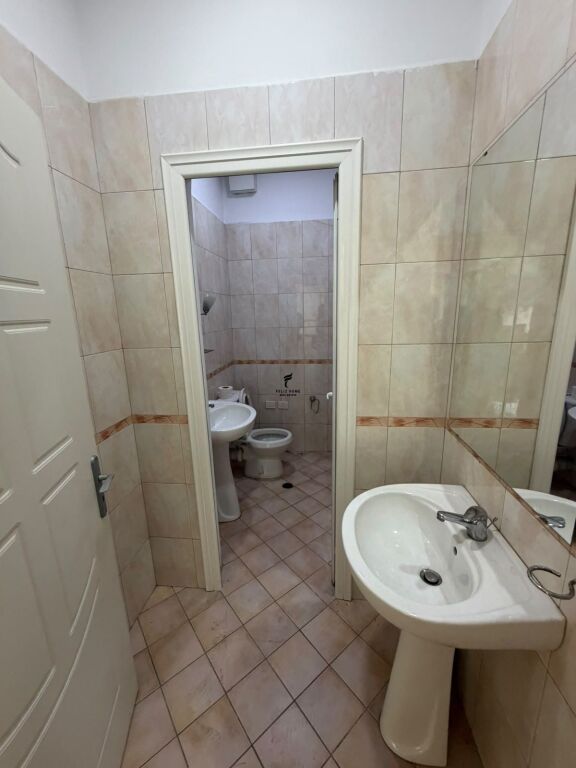 ZYRE ME QERA 200 M2 C200.000 LEKE FH-89501