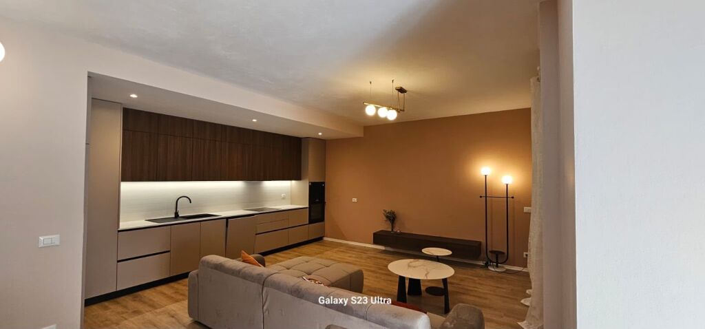 Apartament 2+1+2, i pabanuar më parë, në një nga komplekset më të kërkuara të Univers City.
