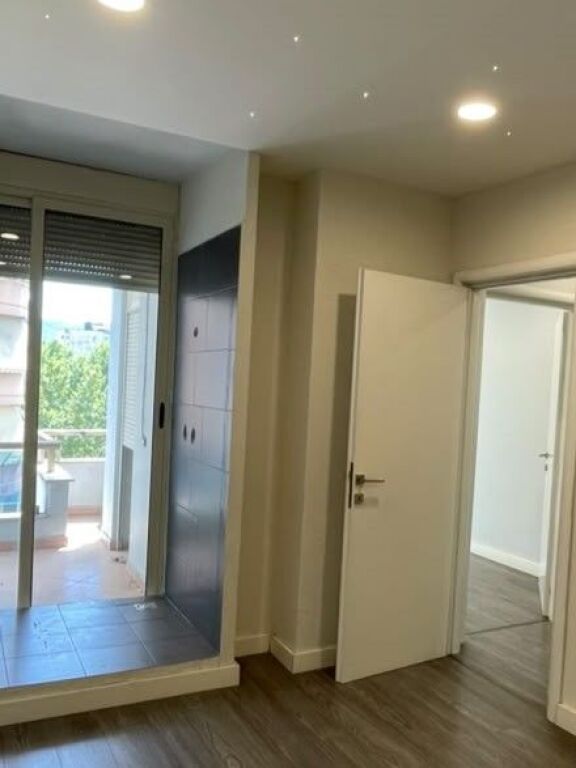Jepet apartament 2+1+2+2 ballkone me qira per zyra tek Qendra Metropol , Rruga Myslym Shyri , Drejtoria e Policise .